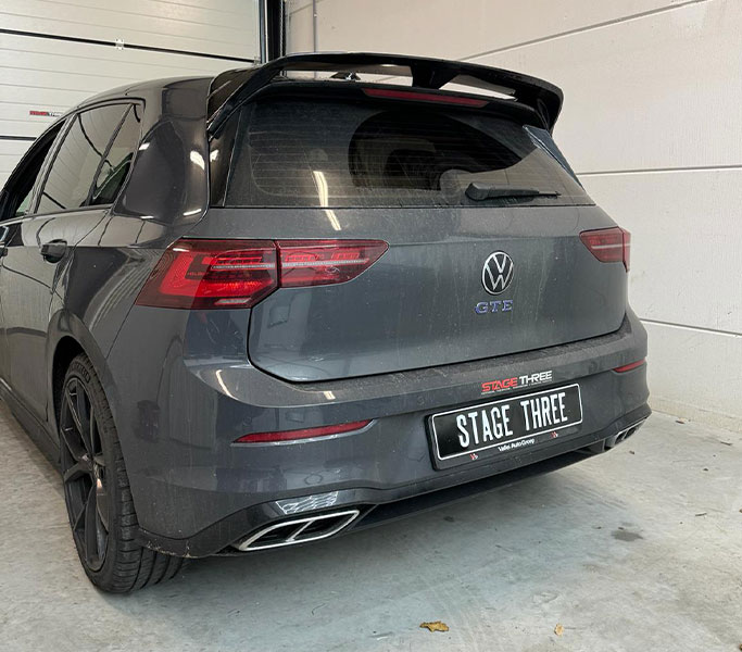 Stage Three Tuning technicus voert retrofitting uit op auto door installatie van geavanceerde software en hardware, verbetert prestaties en efficiëntie