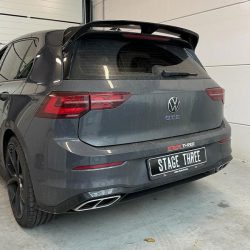 Stage Three Tuning technicus voert retrofitting uit op auto door installatie van geavanceerde software en hardware, verbetert prestaties en efficiëntie